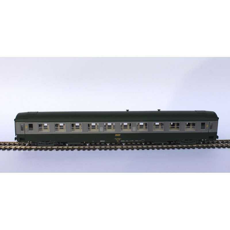 SNCF UIC B10 passenger car green/concrete color Era IV