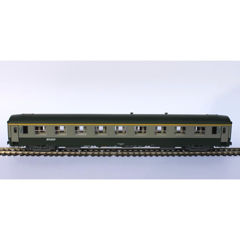 SNCF UIC A9 passenger car green/concrete color Era IV-V